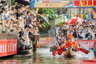 西班牙中场 名字有哈维 都拿起了教鞭：两位传奇大师哈维&阿隆索